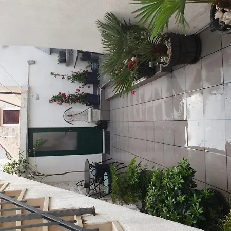 Lemon Tree Donji Seget